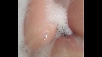 Masturbándose en la bañera