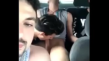 Chupando o amigo no carro