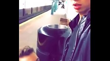 Dois amigos fazendo sacanagem na estação do metro