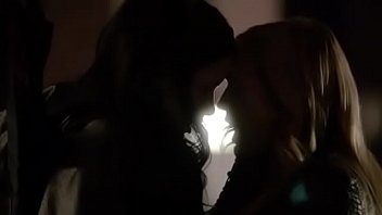 Lesiban Kissing Scene in Arrow - Caity Lotz